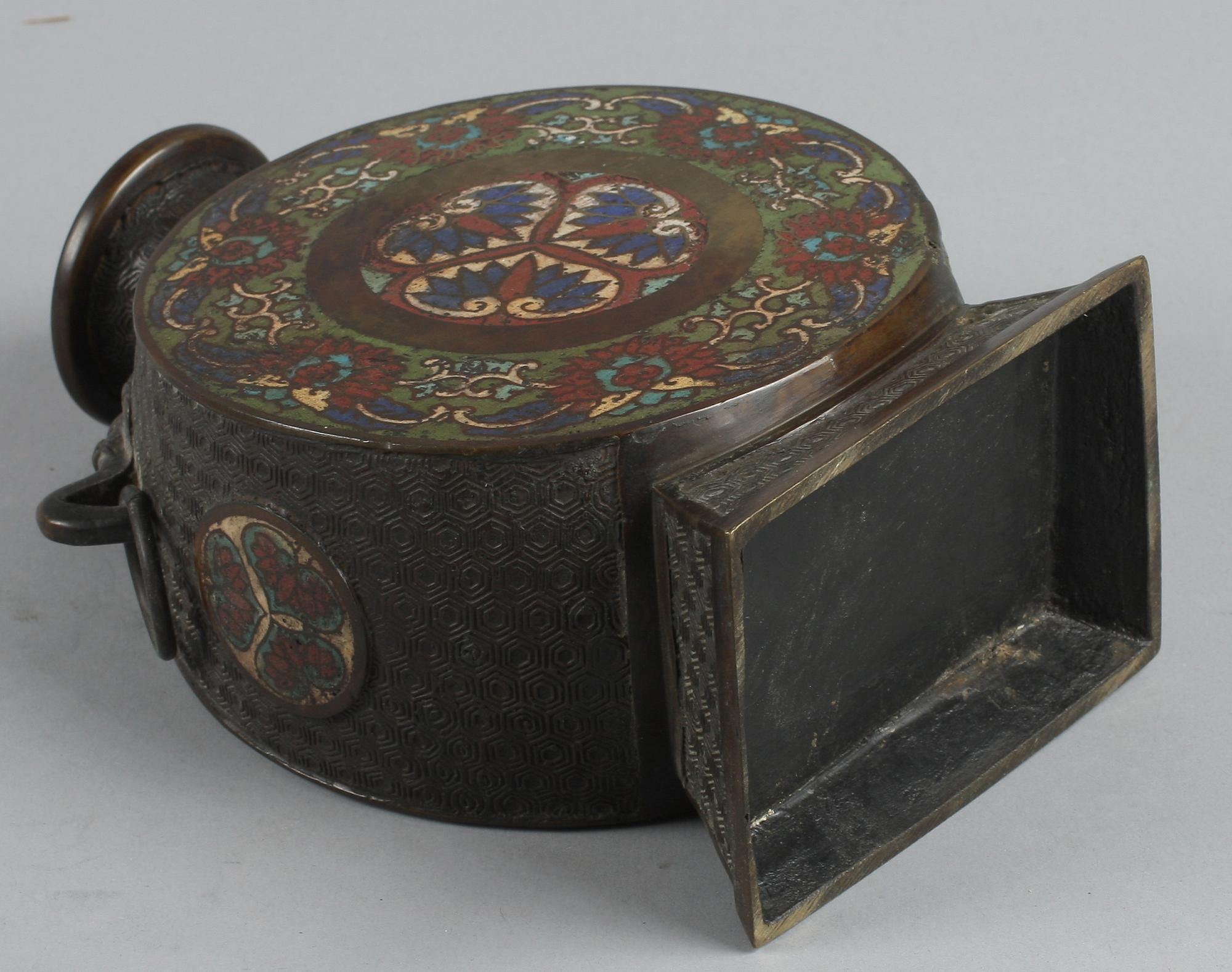 VAS, cloisonné. 1800-talets slut.