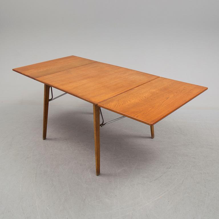 BØRGE MOGENSEN, a teak and oak dining table model 162, Søborg Møbelfabrik Denmark 1950's.