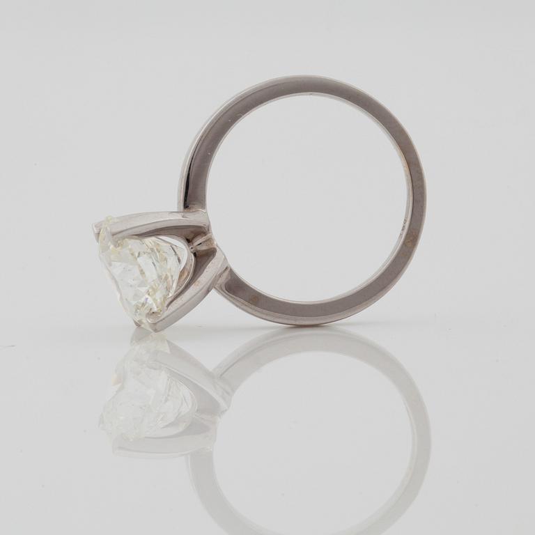 A 4.51 ct brilliant cut diamond ring. Quality H/VS2 according to certificate from IGI.