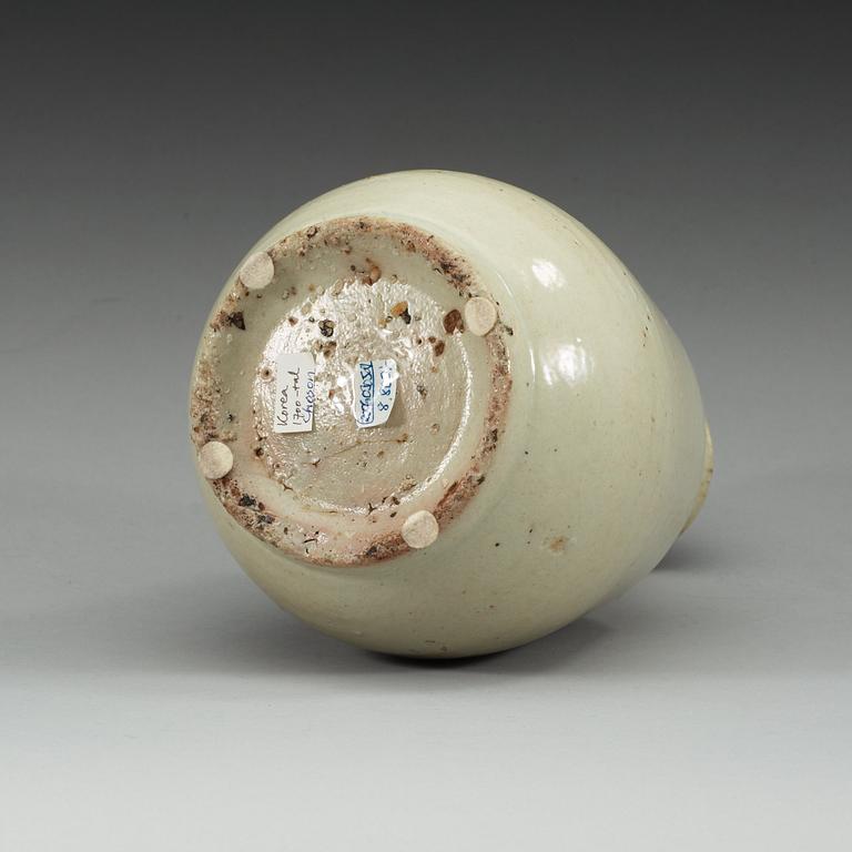 A Korean bottle, Choson, 18/19th Century.