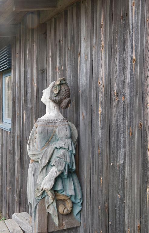 A WOODEN FEMALE FIGURE HEAD,