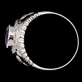 RING, vitguldspläterat sterlingsilver, ametist ca 2.30 ct, vita safirer tot ca 0.70 ct.