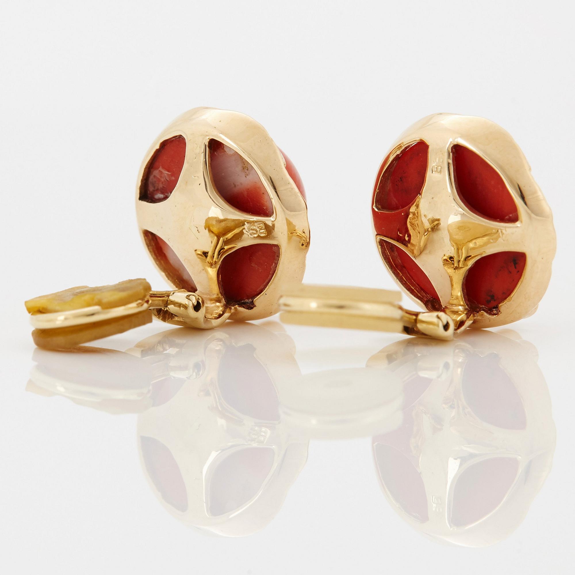 Ett par örhängen 18K guld med korall och runda briljantslipade diamanter.