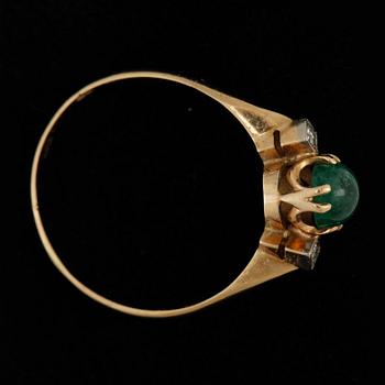 RING, art deco, 18k guld med smaragd och två små diamanter. Vikt ca 1,9 gram.