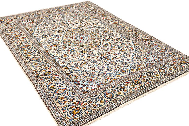 A Kashan carpet, a. 351 x 245 cm.
