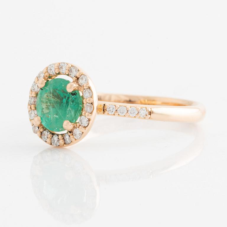 Ring 18K guld med en fasettslipad smaragd och runda briljantslipade diamanter.