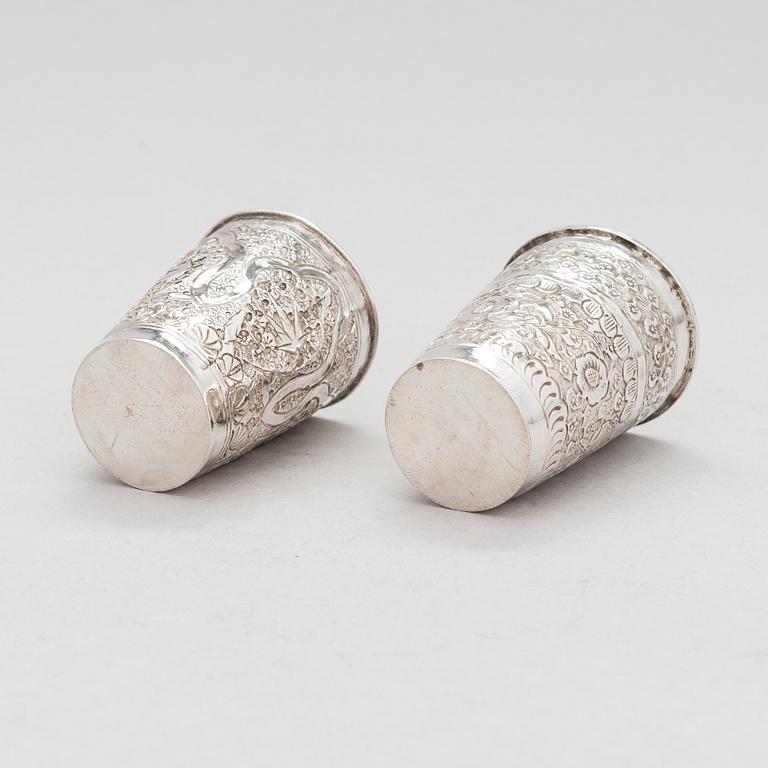 Silverföremål, 9 st: fat, tre servettringar och fem bägare, sannolikt Indien, 1900-tal.