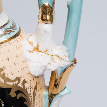 URNOR, ett par, porslin, Sèvres-liknande märke, Frankrike, 1800-tal.