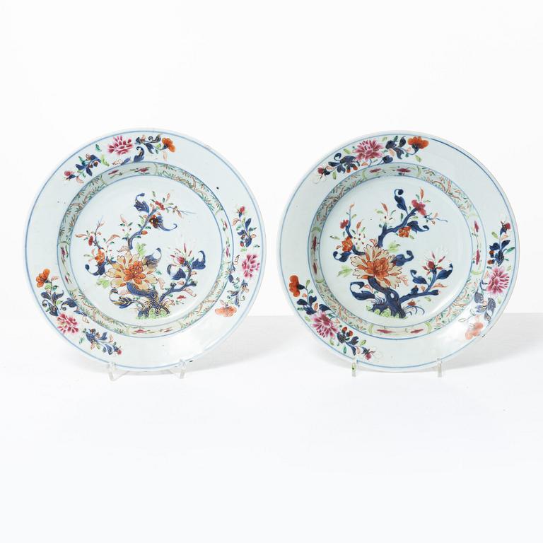Seven pieces of porcelain plates and dishes, China, Qianlong (1736-95).