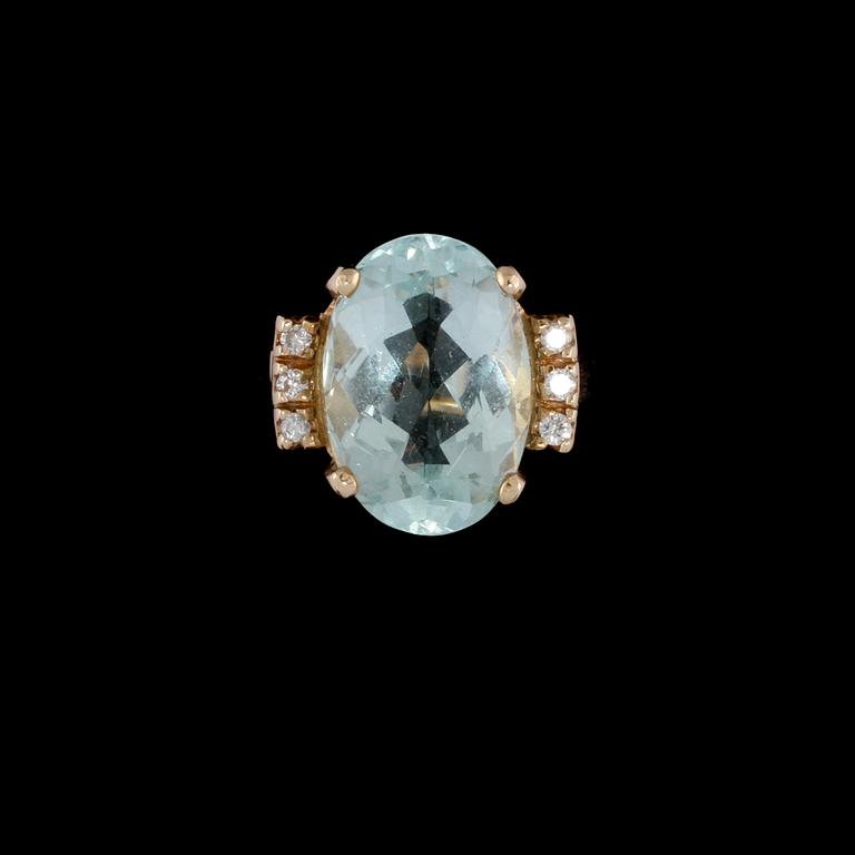 RING, 14k guld med ovalslipad akvamarin ca 5.00 ct samt 6 briljantslipade diamanter. Vikt 7 g.