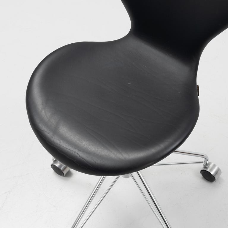 Arne Jacobsen, skrivbordsstol, "Sjuan", Fritz Hansen, Danmark, daterad 2017.