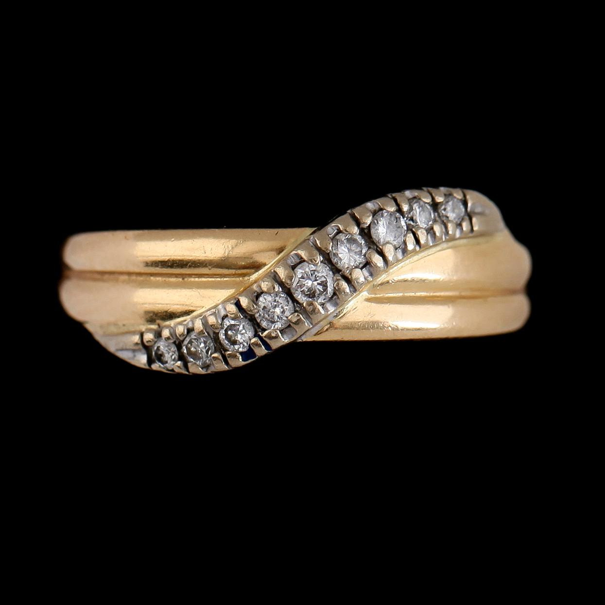 RING, 18K tvåfärgat guld, biljantslipade diamanter. Vikt 4 g.