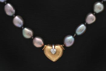 Necklace grey freshwater-pearls approx 8 mm, clasp 18k gold with 3 brilliant-cut diamonds.