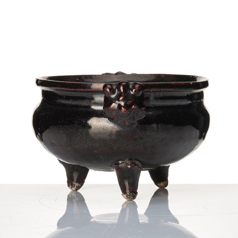 A brown glazed tripod censer, China, 17th/18th century.