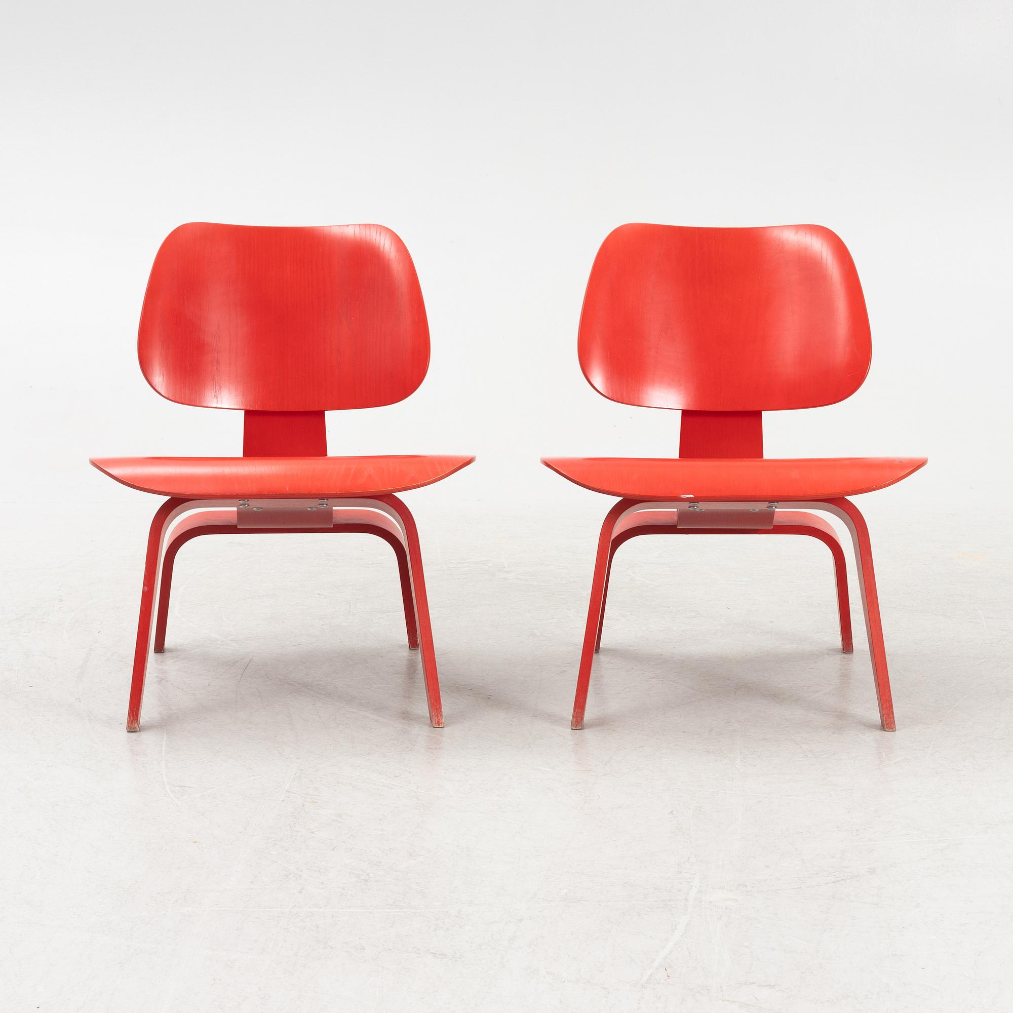 Charles & Ray Eames, fåtöljer, ett par, "LCW", Vitra, daterade 2003.