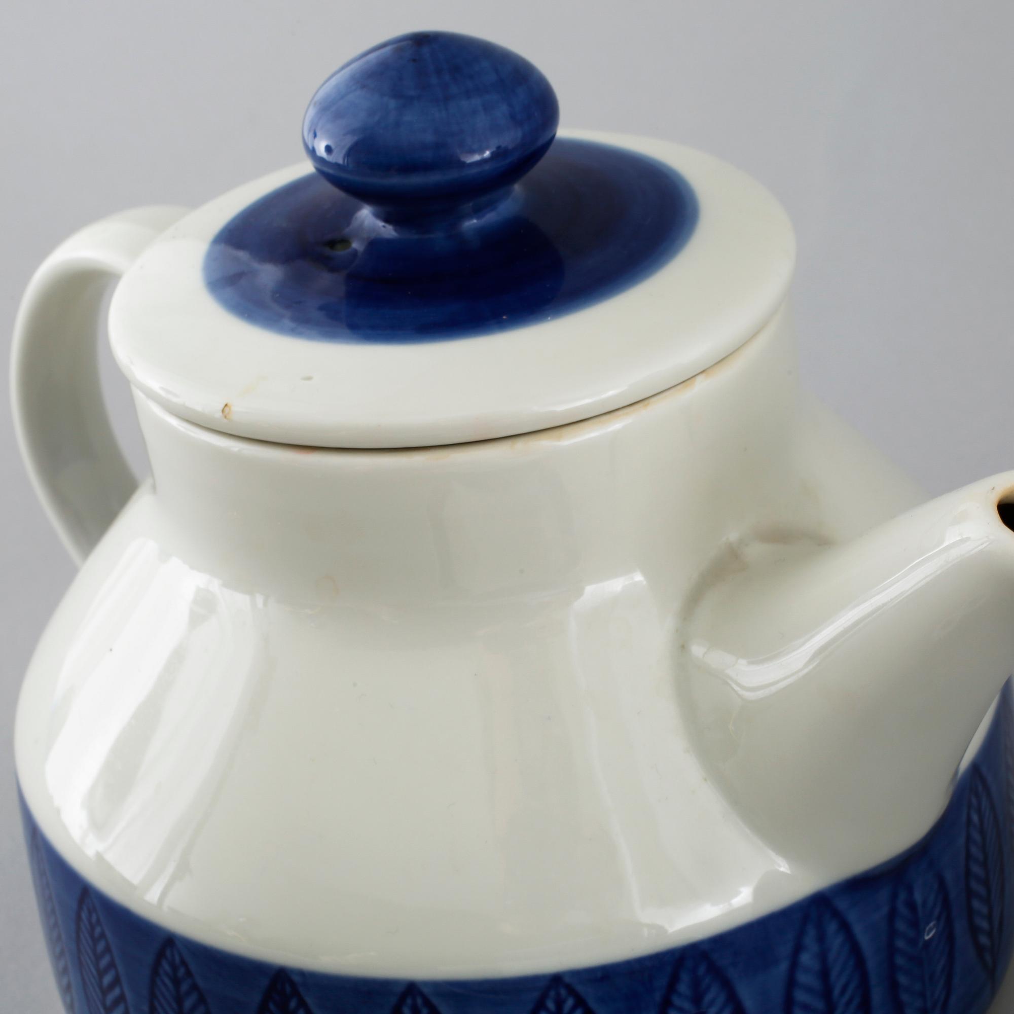 A tea/coffee set of 12 pcs by Hertha Bengtsson for Rörstrand, in production 1956-1988.