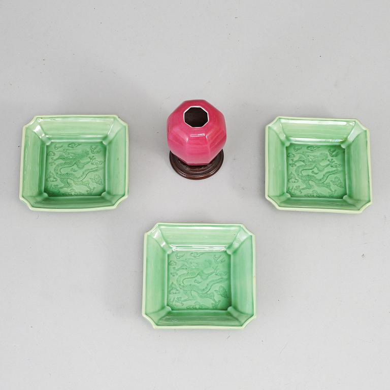 A group three green glazed dishes and a pink vase, late Qing dynasty, circa 1900.