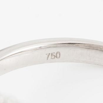 Ring, 18K white gold with baguette and brilliant-cut diamonds.