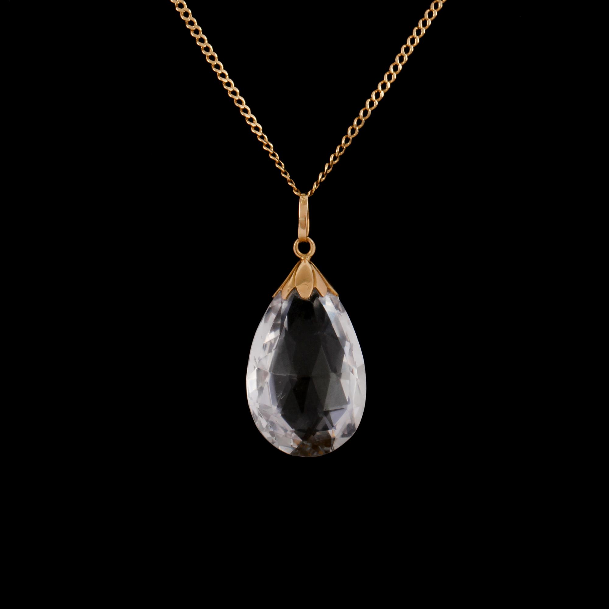 HÄNGE, 18k guld med briolettslipad bergkristall, Stockholm. Vikt 6 g.