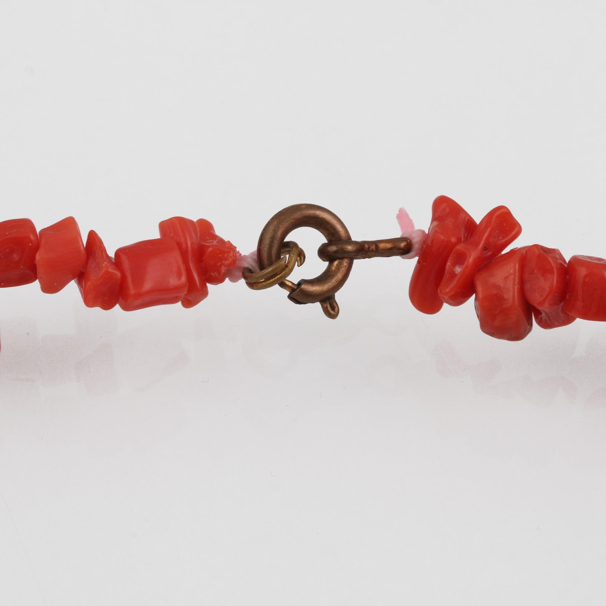 COLLIER, korall, med lås i metall.