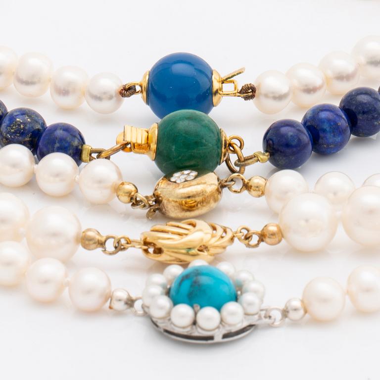 5 necklaces, cultured freshwater pearls approx 7,5-8,5 mm, lapis lazuli beads, 1 clasp 18k gold, 4 silver and metal.