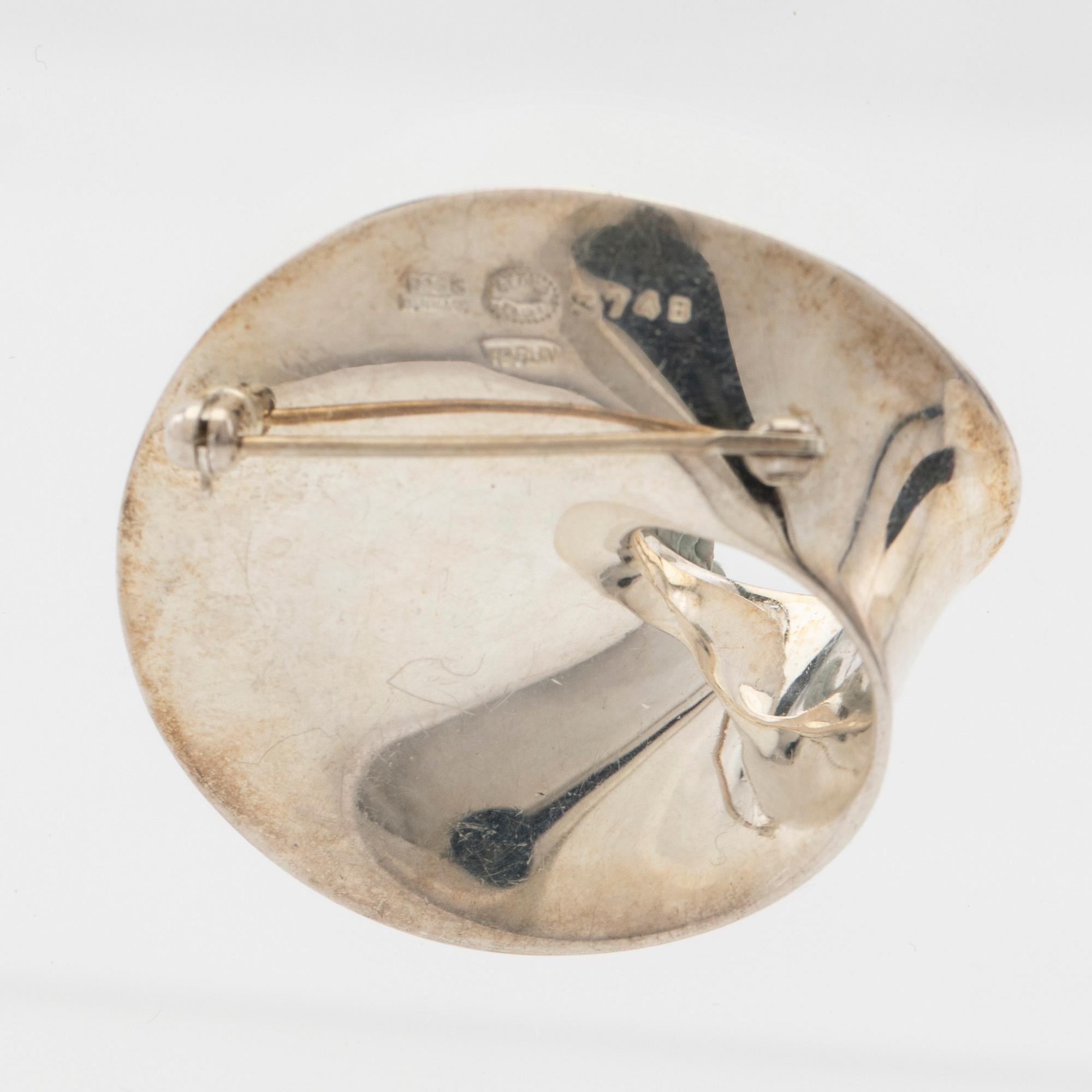 Vivianna Torun Bülow-Hübe, Hängsmycke/brosch, "Möbius", samt gummicollier, för Georg Jensen, Danmark.