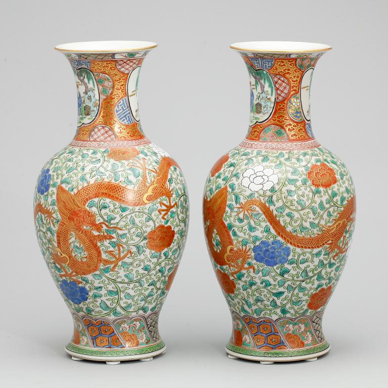VASER, ett par, porslin, Japan, 1900-tal.