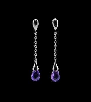 561. A PAIR OF EARRINGS, briolet cut amethysts. 18K white gold. Length 3,7 cm, weight 2,7 cm.