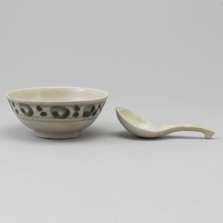 A blue and white bowl and ladle, Teksing Cargo, early 19th Centuyr.