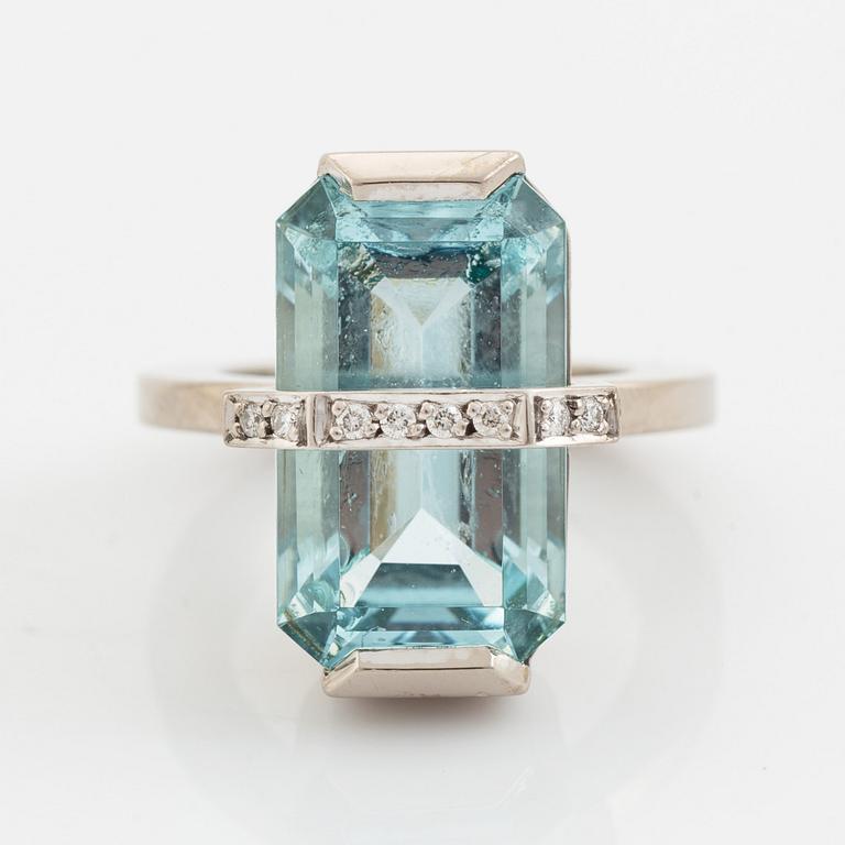 Efva Attling, "bend over ring", cocktailring med akvamarin och briljantslipade diamanter.