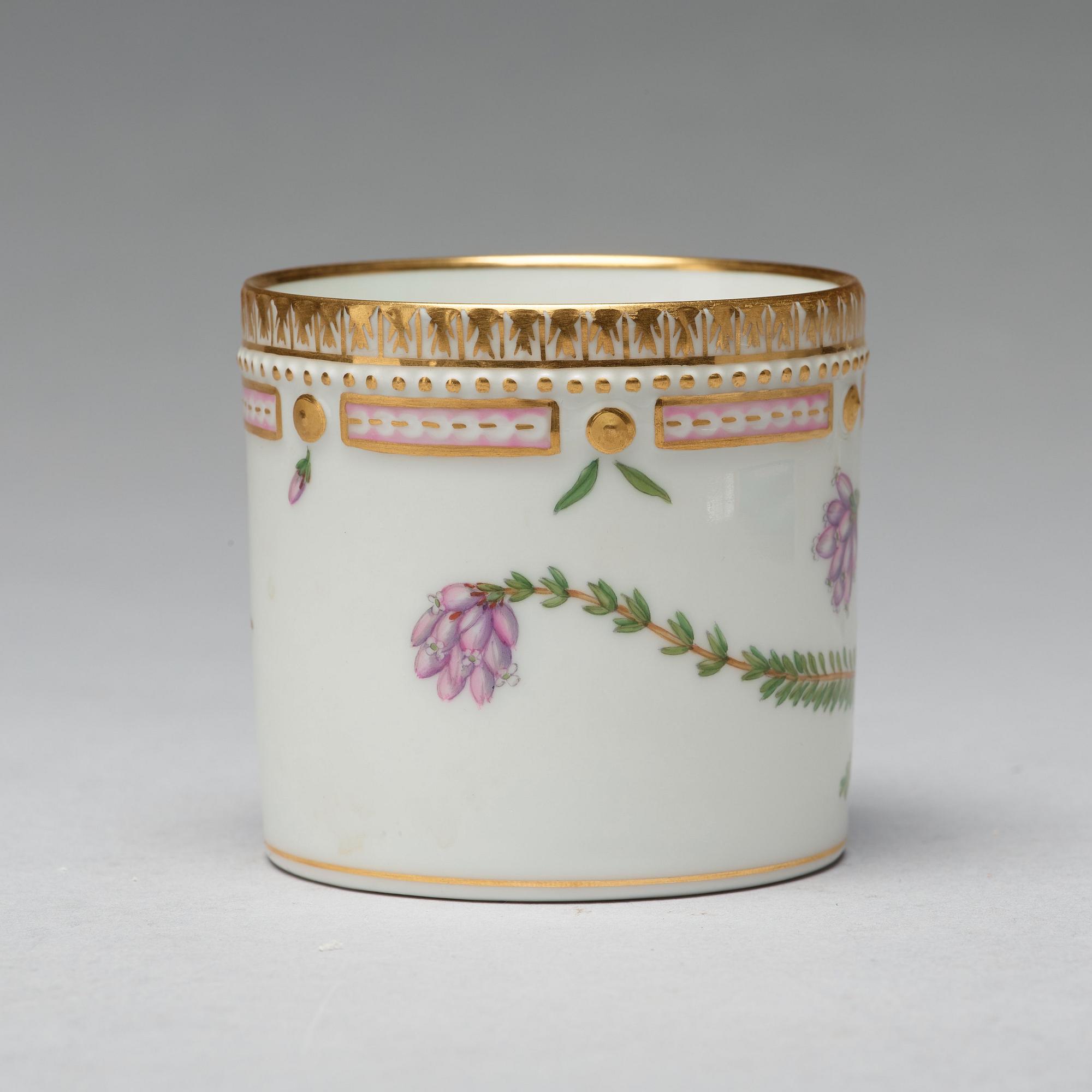 KAFFEKOPPAR med FAT, åtta stycken, porslin. "Flora Danica", Royal Copenhagen, Danmark.