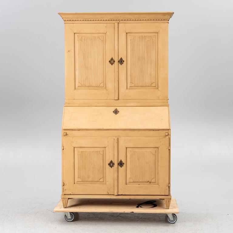 Skåp, gustavianskt, omkring år 1800.