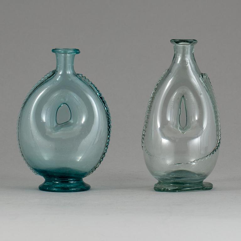 KRANSFLASKOR, 2 stycken, glas, 1800-tal.