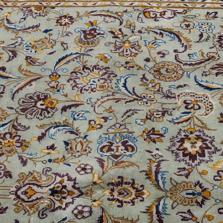 A KESHAN RUG, 409 x 295 cm.