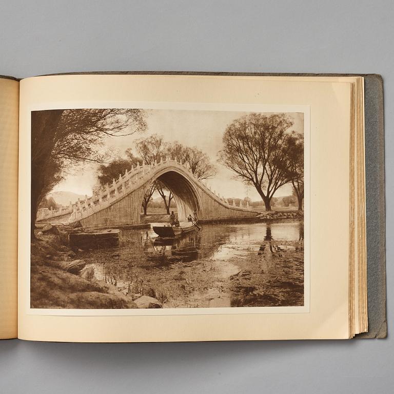 FOTOALBUM av Donald Mennie. "Pictures of Peking", 1920, 2 vol.