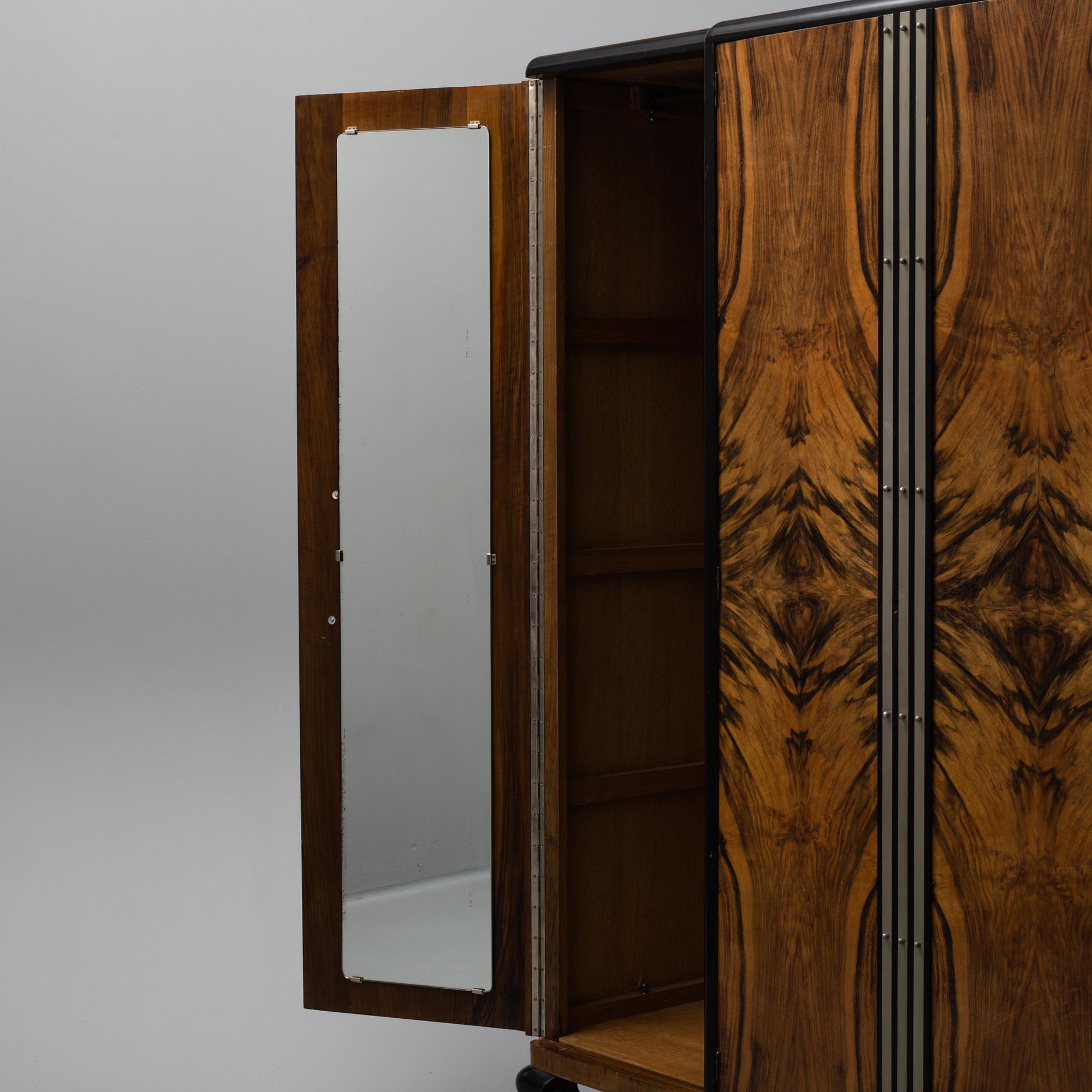 KLÄDSKÅP, 1900-talets första hälft.