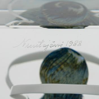 Oiva Toikka, årskub, signerad Oiva Toikka, Nuutajärvi 1988, numrerad 152/2000.