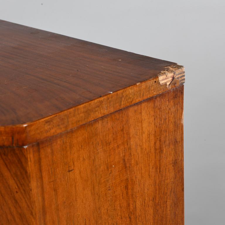 VITRINSKÅP, 1900-talets andra kvartal.