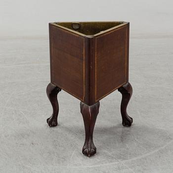 An English mahogany veneered wine cooler, circa 1900.