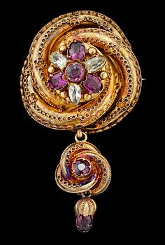 668. BROSCH, guld med rosa och gröna ädelstenar. 1800-tal.
