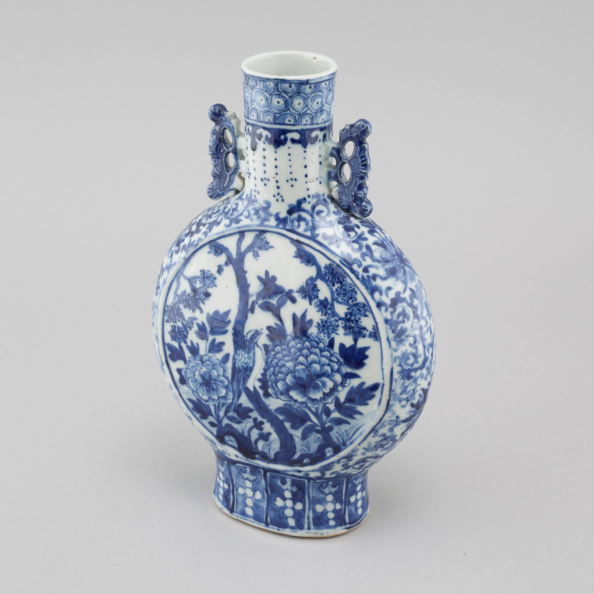 A porcelain moon flask from China, 19th century.