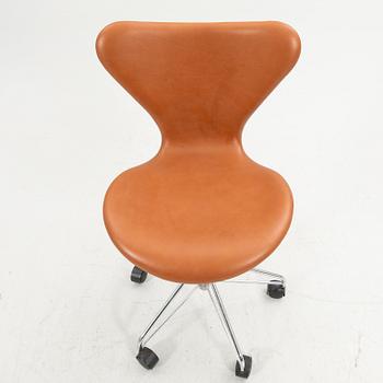 Arne Jacobsen, Office chair, model 3117, "The Seven", Fritz Hansen, Denmark.