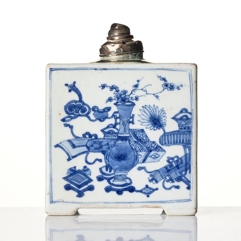 A blue and white tea caddy, Qing dynasty, Kangxi (1662-1722).