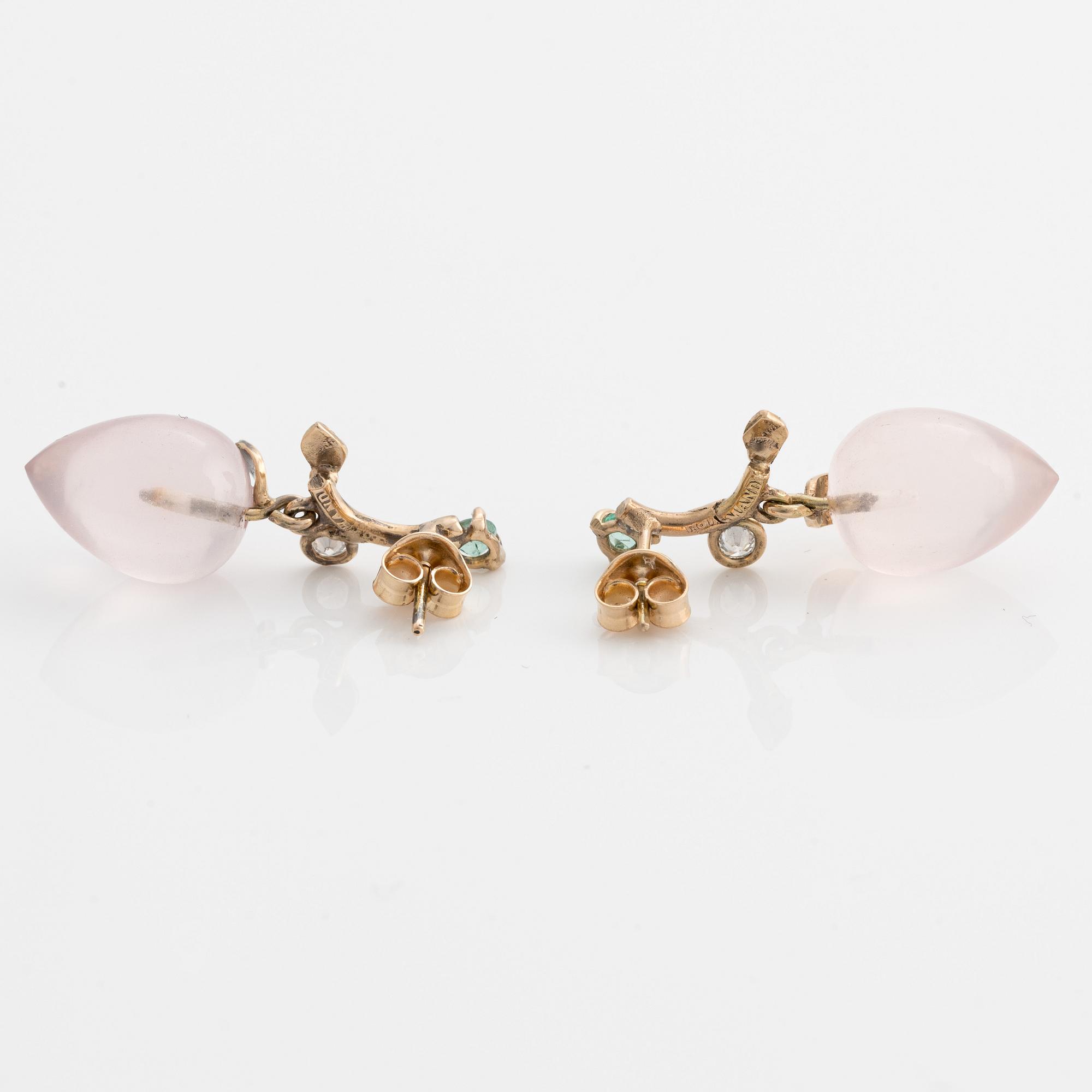 Örhängen med droppformad rosenkvarts, smaragder och briljantslipade diamanter.