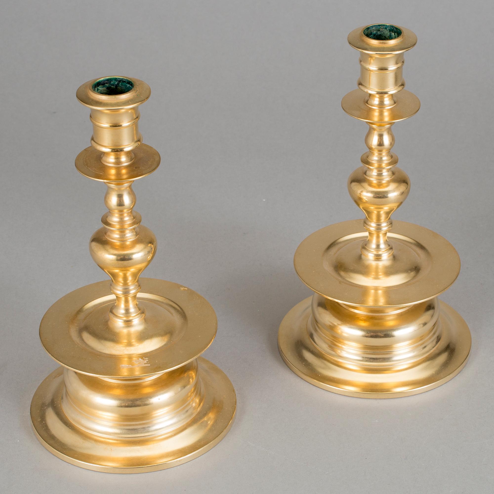 LJUSSTAKAR, ett par, mässing, No 58, Skultuna, omkring sekelskiftet 1900.