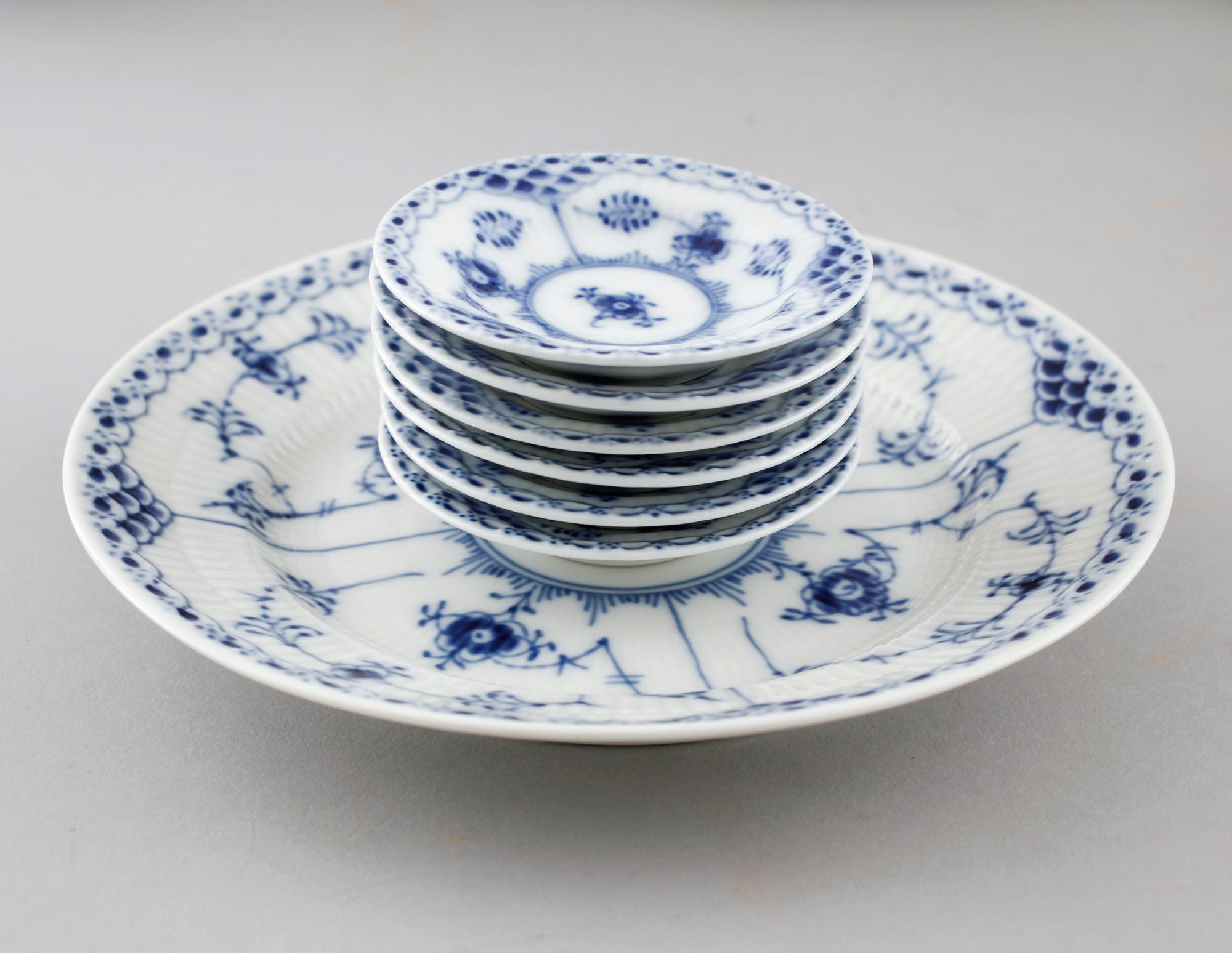 43 pieces of porcelain tableware from Royal Copenhagen, model "Musselmalet",second half of the 20th century.
