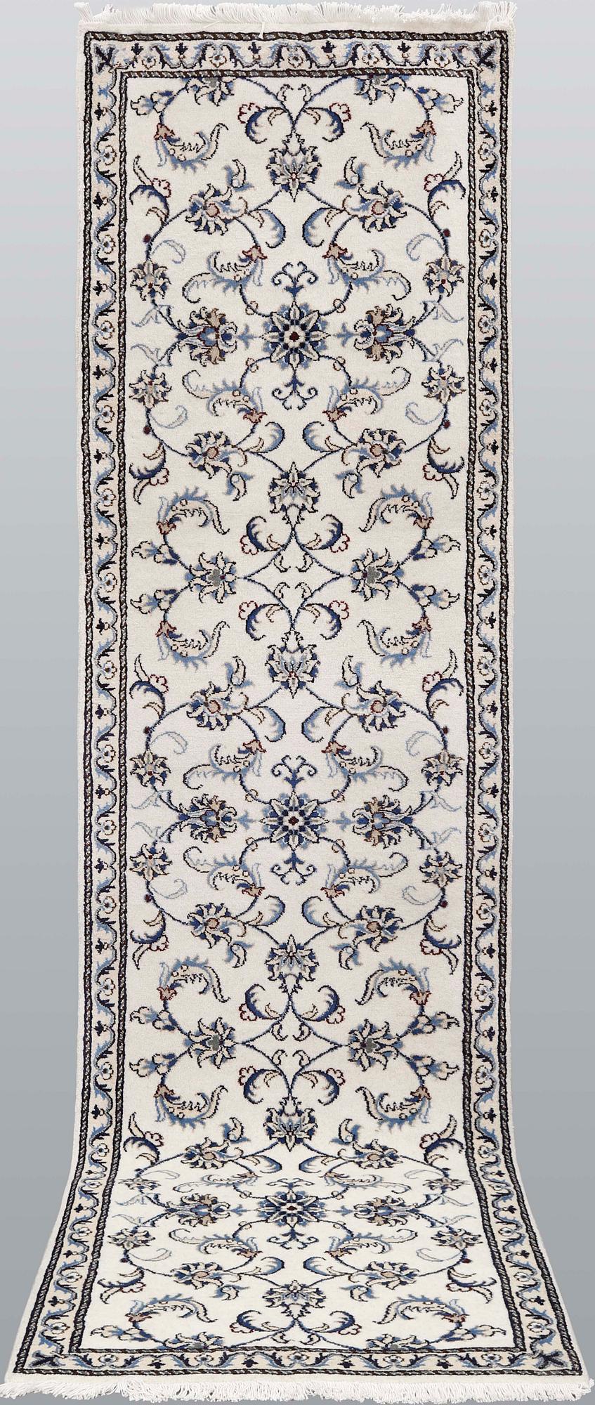 A Nain runner, approx. 290 x 78 cm.