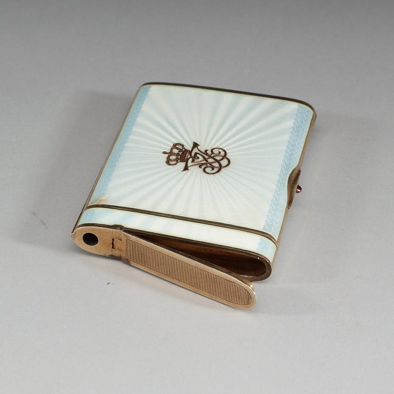 CIGARETTETUI med tändplån, guld och vit emalj. Frankrike, 1900-tal.