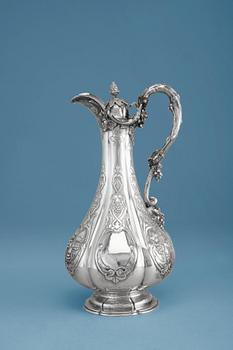 441. A WINE PITCHER, sterling silver E & J Barnard London 1866. Height 35 cm, vikt 1322 g.