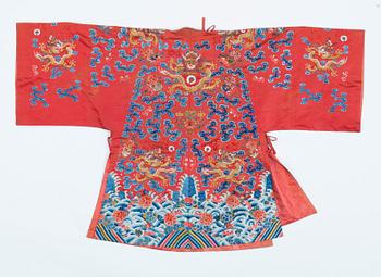 ROBE, silk. Height 112,5 cm. China, late Qing dynasty (1644–1911).